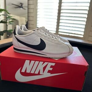 NIKE Cortez